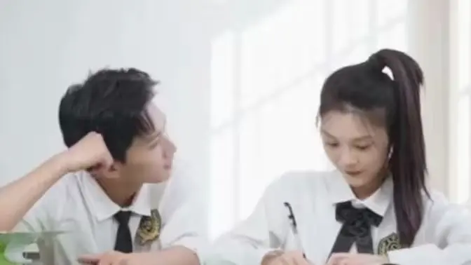 《偏偏他是光》：暗夜中的救赎之旅，当光芒照亮绝望的深渊，他是唯一的希望